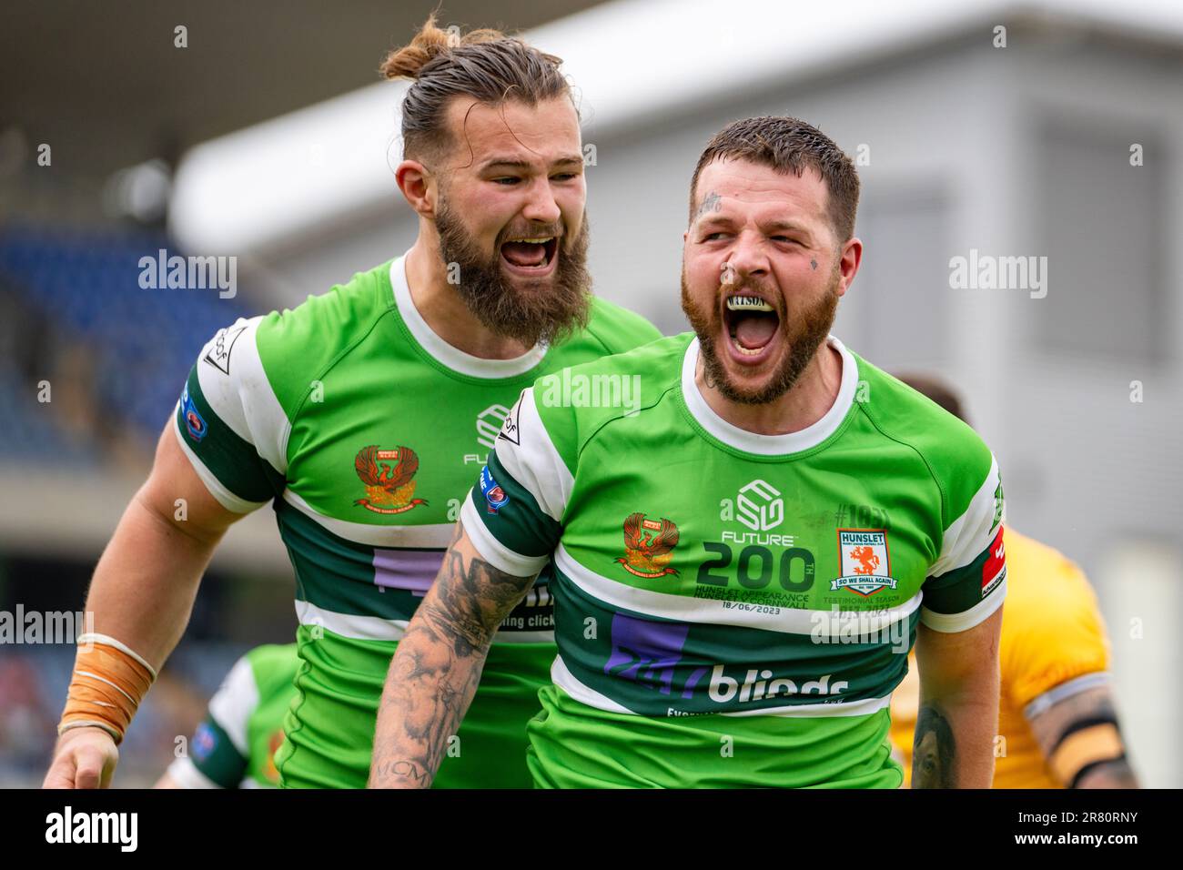 Leeds, Großbritannien. 18. Juni 2023 Betfred Rugby League - League One: Hunslet RLFC gegen Cornwall RLFC. Jimmy Watson, Hunslet RLFC, erzielt einen Versuch bei seinem 200. Auftritt, zusammen mit Harvey Hallas, Hunslet RLFC. Kredit Paul Whitehurst/Alamy Live News Stockfoto