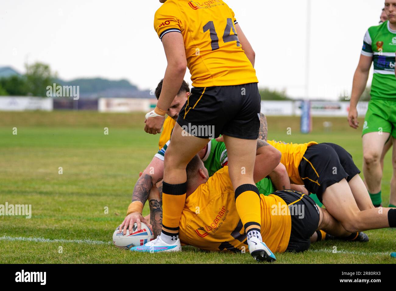 Leeds, Großbritannien. 18. Juni 2023 Betfred Rugby League - League One: Hunslet RLFC gegen Cornwall RLFC. Josh Jordon-Roberts Hunslet RLFC stürzt durch die Cornwall RLFC Defense ab, um einen Versuch zu starten. Kredit Paul Whitehurst/Alamy Live News Stockfoto