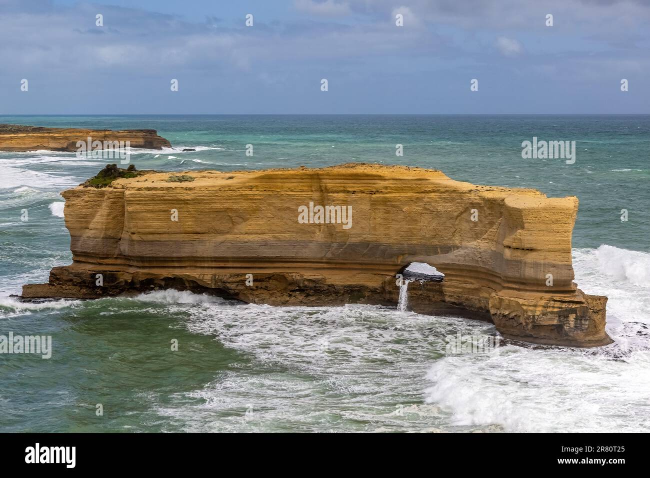 Der Bäckerofen hat die Form des natürlichen Bogens in der Felswand gefordert. Ein Meeresschornstein an der Küste der Great Ocean Road, Australien. Stockfoto