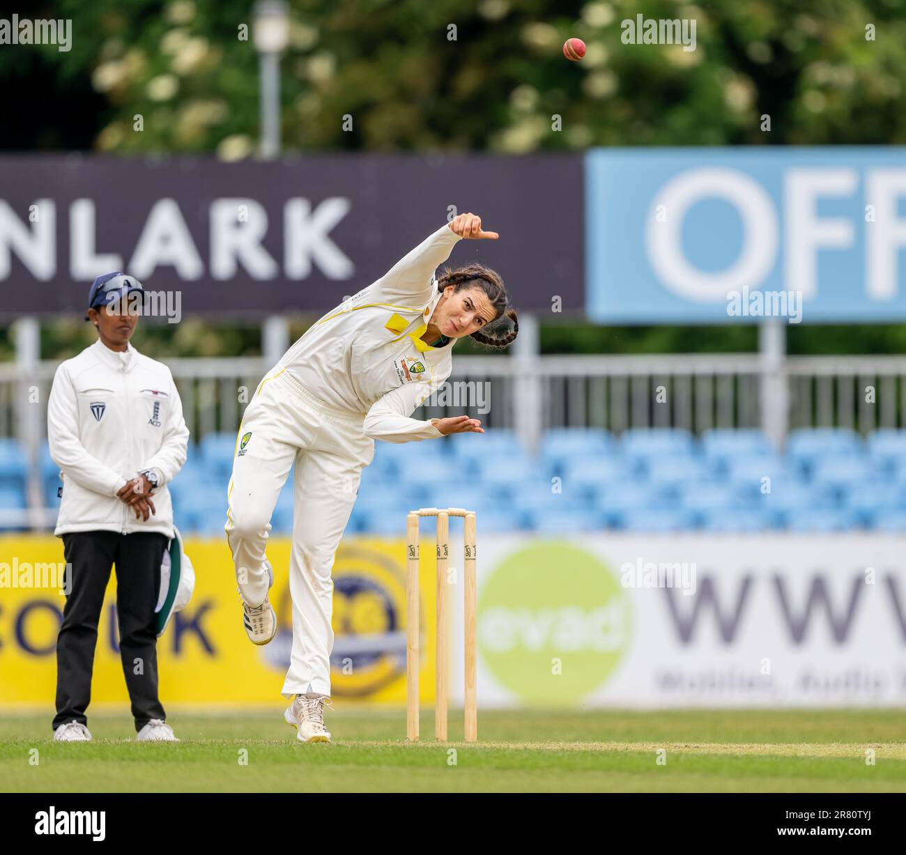 Charli Knott Bowling für Australien A gegen England in einem 3-tägigen Aufwärmspiel vor dem Ashes Test. Stockfoto