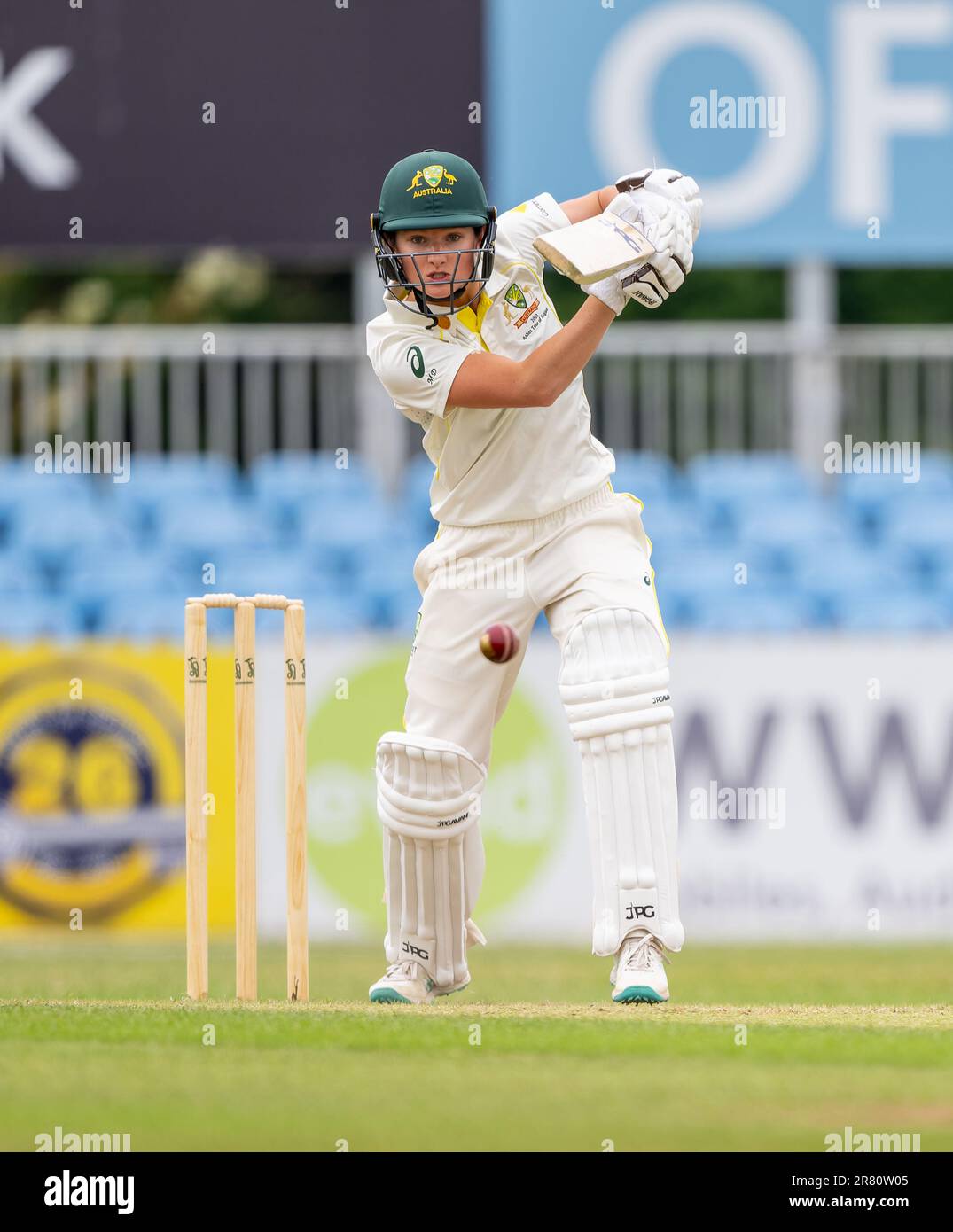 Madeleine Darke schlägt Für Australien A gegen England in einem 3-tägigen Aufwärmspiel vor dem Ashes-Test. Stockfoto