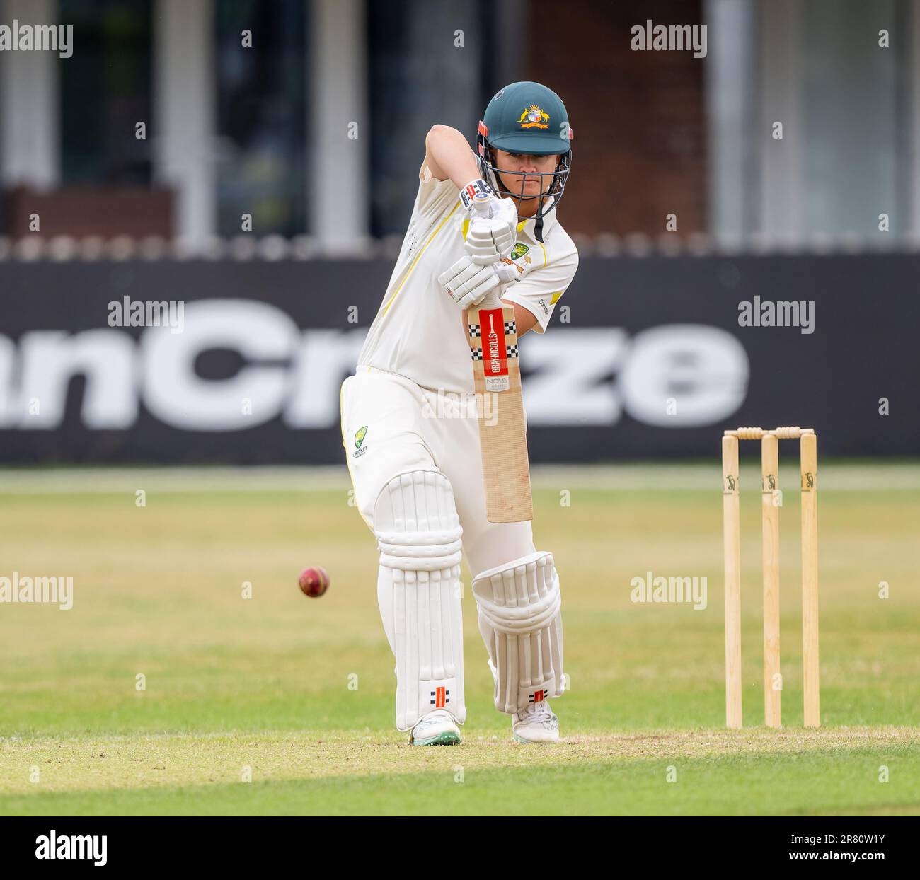 Jessica Jonassen schlägt Für Australien A gegen England in einem 3-tägigen Aufwärmspiel vor dem Ashes-Test. Stockfoto