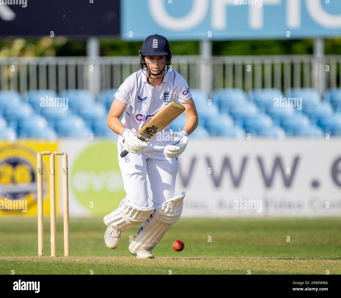 Amy Jones schlägt für England gegen Australien A in einem 3-tägigen Aufwärmspiel vor der Ashes-Testreihe Stockfoto