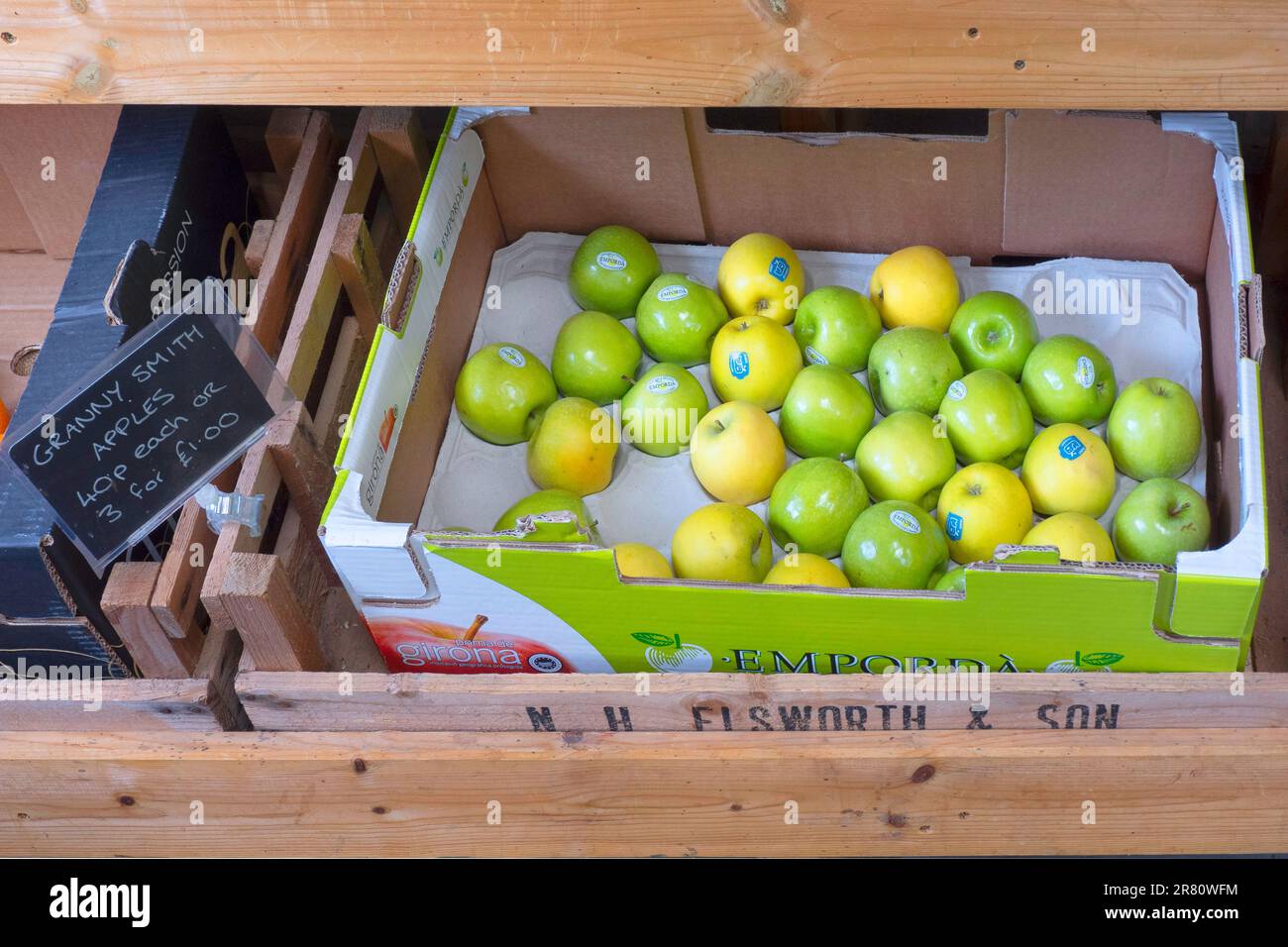 Granny Smith Äpfel zum Verkauf in einem Bauernladen zu einem Preis von jeweils 40p £ oder drei zum Preis von £1 € im Juni 2023 Stockfoto