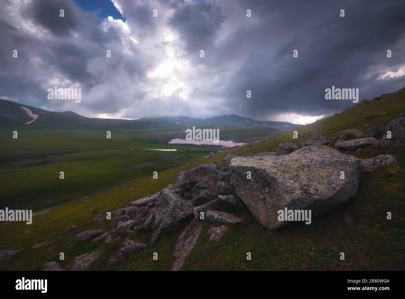 Landschaft mit wunderschönem Nebeltal in georgien, kaukasus Stockfoto