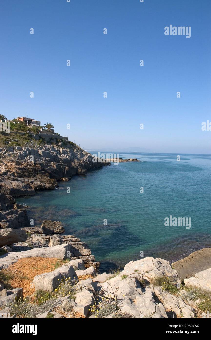 Bild der mittelmeerküste, felsige Küste am Ufer des mittelmeers Stockfoto