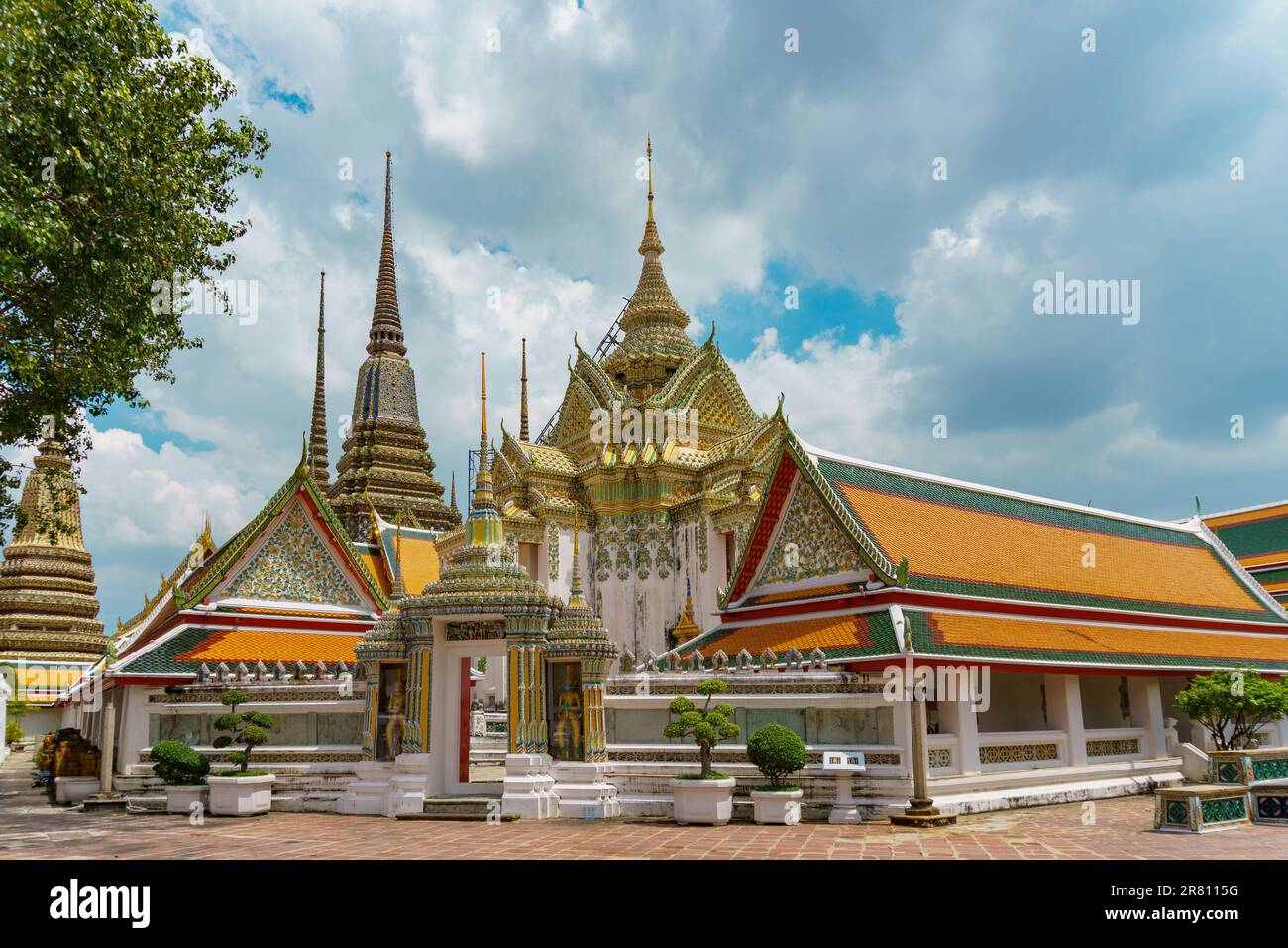 Bezaubernde Ruhe enthüllt: Der majestätische Tempel des Smaragd-Buddha im pulsierenden Bangkok, Thailand Stockfoto