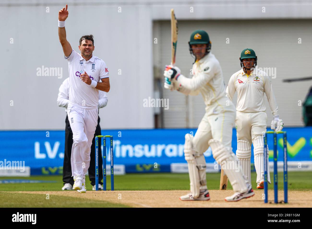Birmingham, England. 18. Juni 2023. James Anderson aus England appelliert erfolglos gegen Alex Carey aus Australien während des ersten Ashes-Tests in Edgbaston. Das Bild sollte lauten: Ben Whitley/Alamy Live News. Stockfoto
