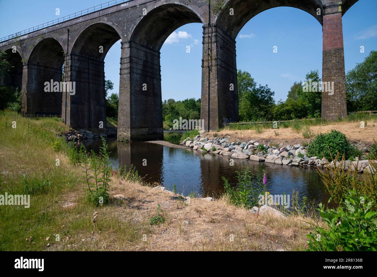 Eisenbahnviadukt über den Fluss im Red Vale Country Park, Stockport, Greater Manchester, England. Stockfoto