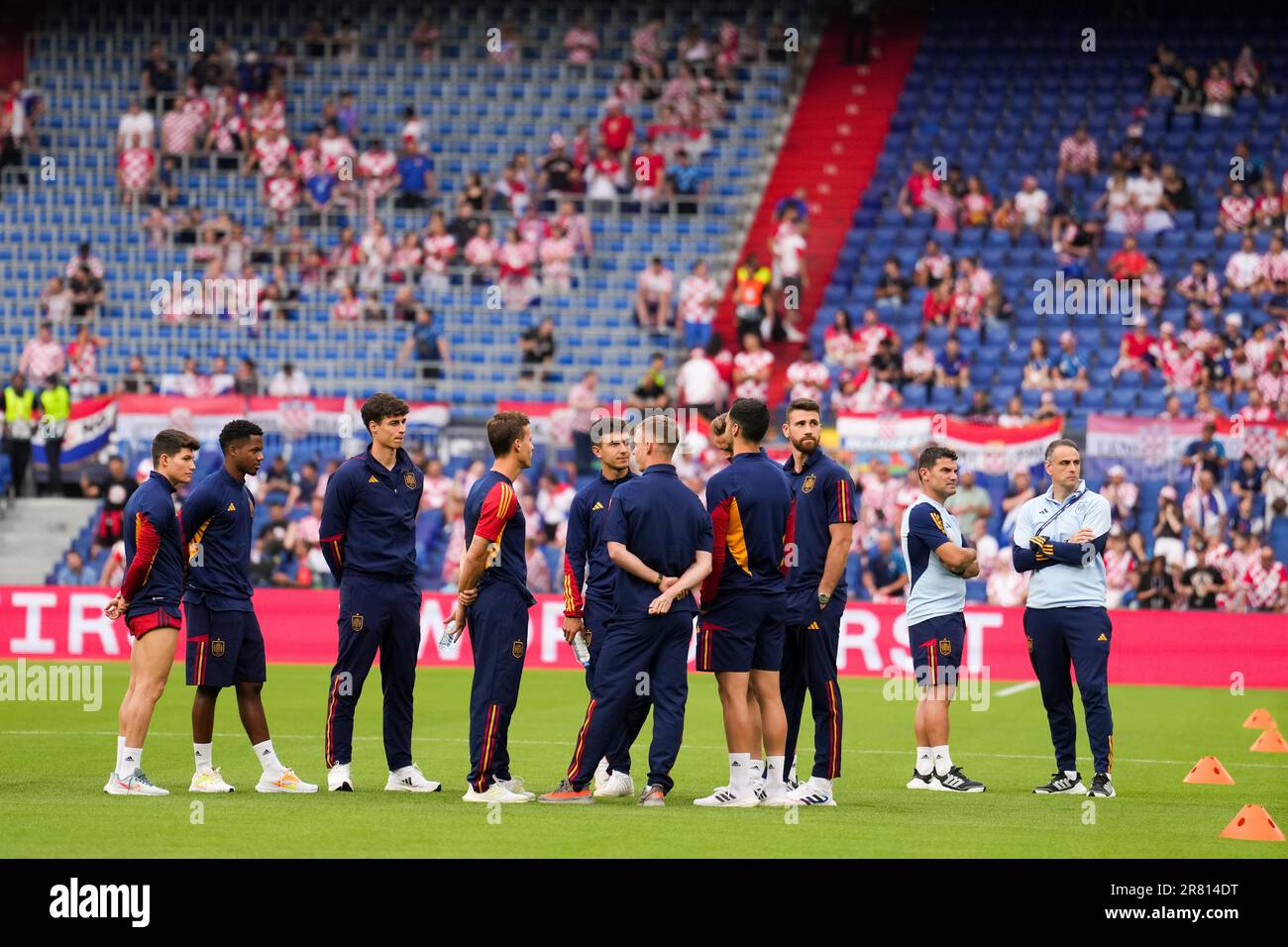 Rotterdam, Niederlande. 18. Juni 2023. Rotterdam - Team von spanien, Inspektion des Spielfeldes während des Spiels zwischen Kroatien und Spanien im Stadion Feijenoord De Kuip am 18. Juni 2023 in Rotterdam, Niederlande. Kredit: Box to box images/Alamy Live News Stockfoto