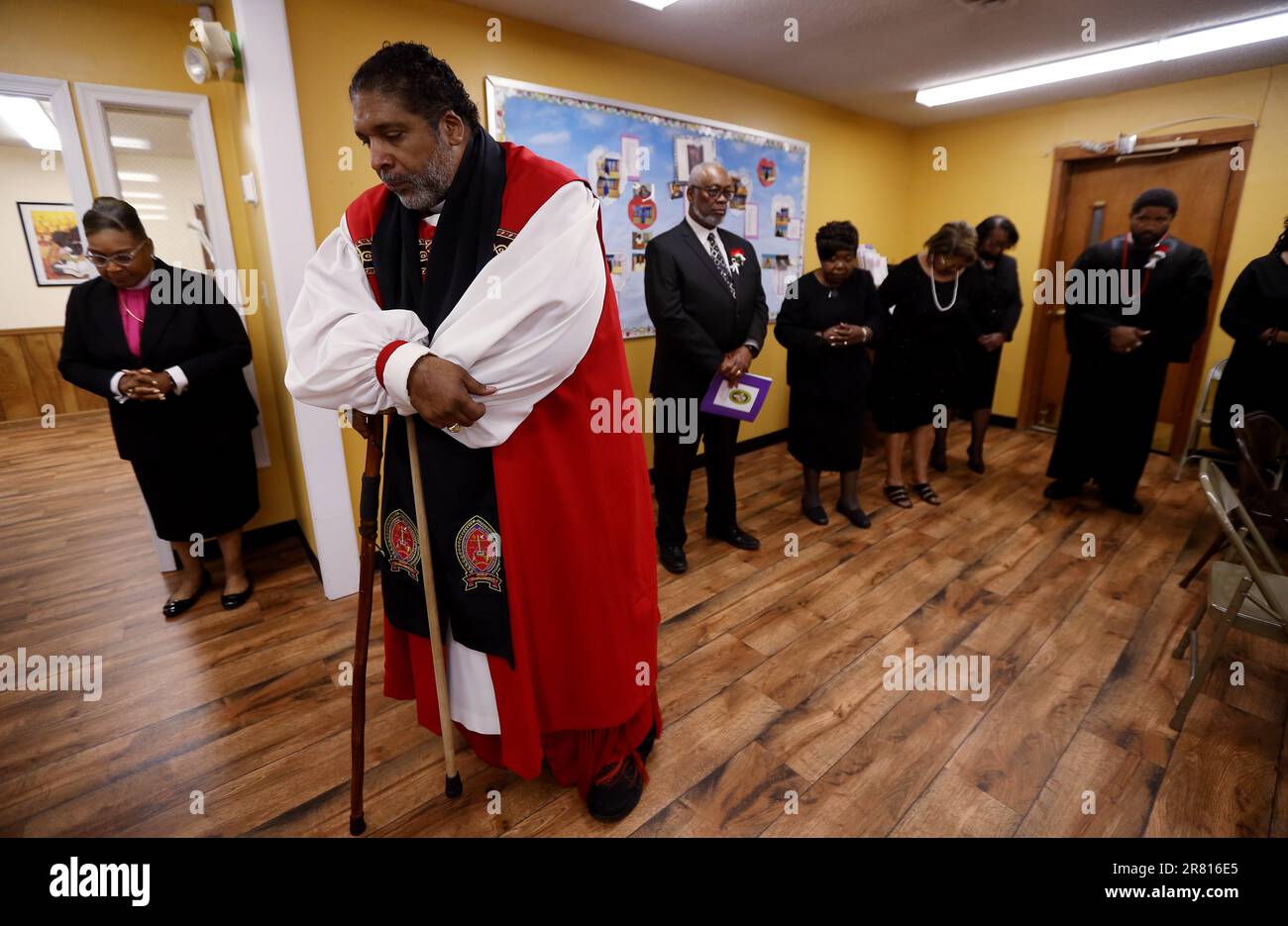 18. Juni 2023, Goldsboro, North Carolina, USA: Bischof WILLIAM J. BARBER II betet mit Kirchenmitgliedern, bevor er seine Pastoralpredigt in der Greenleaf Christian Church in Goldsboro, NC hielt, wo Barber seit 1993 als Senior Pastor diente. Barber, Präsident der Reparaturwerkstätten des Breach, ist auch der Hauptarchitekt der Forward Together Moral Movement und der Poor People's Campaign. Rev. Barber ist nun Gründungsdirektor des Yale Divinity School Center for Public Theology and Public Policy. Kredit: ZUMA Press, Inc./Alamy Live News Stockfoto