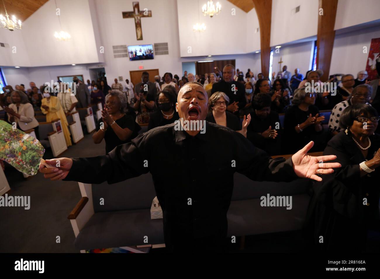 18. Juni 2023, Goldsboro, North Carolina, USA: Gemeindemitglieder singen während des Sonntagsdienstes, bevor Bischof WILLIAM J. BARBER II. Seine Pastoralpredigt in der Greenleaf Christian Church in Goldsboro, NC hielt, wo Barber seit 1993 als Senior Pastor diente. Barber, Präsident der Reparaturwerkstätten des Breach, ist auch der Hauptarchitekt der Forward Together Moral Movement und der Poor People's Campaign. Rev. Barber ist nun Gründungsdirektor des Yale Divinity School Center for Public Theology and Public Policy. Kredit: ZUMA Press, Inc./Alamy Live News Stockfoto