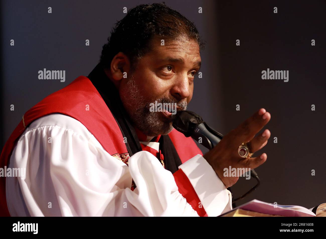 Goldsboro, North Carolina, USA. 18. Juni 2023. Bischof WILLIAM J. BARBER II. Hielt seine Pastoralpredigt in der Greenleaf Christian Church in Goldsboro, NC, wo Barber seit 1993 als Senior Pastor tätig ist. Barber, Präsident der Reparaturwerkstätten des Breach, ist auch der Hauptarchitekt der Forward Together Moral Movement und der Poor People's Campaign. Rev. Barber ist nun Gründungsdirektor des Yale Divinity School Center for Public Theology and Public Policy. Kredit: ZUMA Press, Inc./Alamy Live News Stockfoto