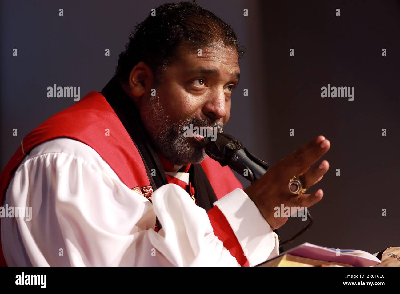 Goldsboro, North Carolina, USA. 18. Juni 2023. Bischof WILLIAM J. BARBER II. Hielt seine Pastoralpredigt in der Greenleaf Christian Church in Goldsboro, NC, wo Barber seit 1993 als Senior Pastor tätig ist. Barber, Präsident der Reparaturwerkstätten des Breach, ist auch der Hauptarchitekt der Forward Together Moral Movement und der Poor People's Campaign. Rev. Barber ist nun Gründungsdirektor des Yale Divinity School Center for Public Theology and Public Policy. Kredit: ZUMA Press, Inc./Alamy Live News Stockfoto