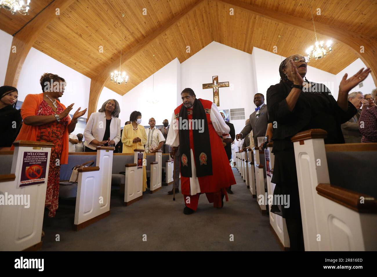 Goldsboro, North Carolina, USA. 18. Juni 2023. Bischof WILLIAM J. BARBER II. Hielt seine Pastoralpredigt in der Greenleaf Christian Church in Goldsboro, NC, wo Barber seit 1993 als Senior Pastor tätig ist. Barber, Präsident der Reparaturwerkstätten des Breach, ist auch der Hauptarchitekt der Forward Together Moral Movement und der Poor People's Campaign. Rev. Barber ist nun Gründungsdirektor des Yale Divinity School Center for Public Theology and Public Policy. Kredit: ZUMA Press, Inc./Alamy Live News Stockfoto