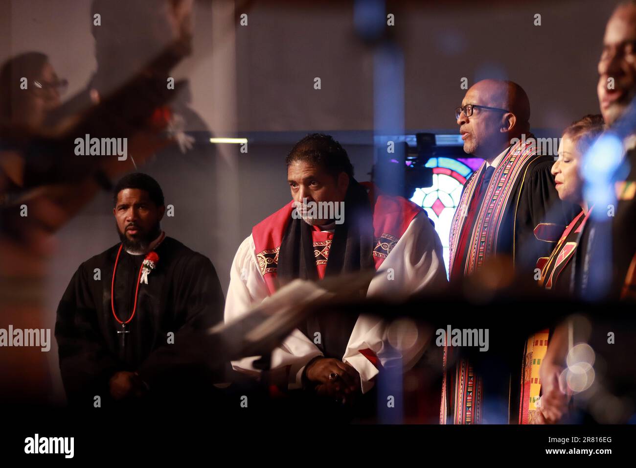 Goldsboro, North Carolina, USA. 18. Juni 2023. Bischof WILLIAM J. BARBER II. Hielt seine Pastoralpredigt in der Greenleaf Christian Church in Goldsboro, NC, wo Barber seit 1993 als Senior Pastor tätig ist. Barber, Präsident der Reparaturwerkstätten des Breach, ist auch der Hauptarchitekt der Forward Together Moral Movement und der Poor People's Campaign. Rev. Barber ist nun Gründungsdirektor des Yale Divinity School Center for Public Theology and Public Policy. Kredit: ZUMA Press, Inc./Alamy Live News Stockfoto