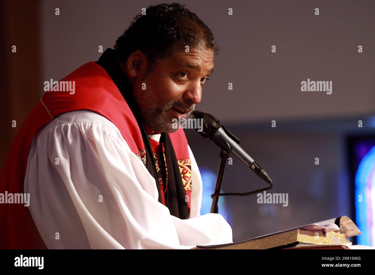 Goldsboro, North Carolina, USA. 18. Juni 2023. Bischof WILLIAM J. BARBER II. Hielt seine Pastoralpredigt in der Greenleaf Christian Church in Goldsboro, NC, wo Barber seit 1993 als Senior Pastor tätig ist. Barber, Präsident der Reparaturwerkstätten des Breach, ist auch der Hauptarchitekt der Forward Together Moral Movement und der Poor People's Campaign. Rev. Barber ist nun Gründungsdirektor des Yale Divinity School Center for Public Theology and Public Policy. Kredit: ZUMA Press, Inc./Alamy Live News Stockfoto