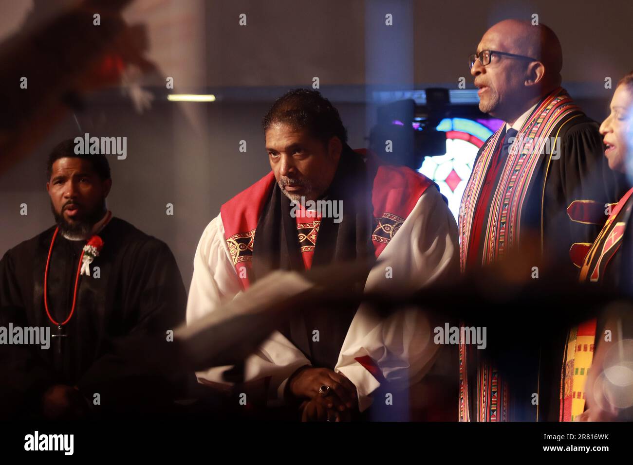 Goldsboro, North Carolina, USA. 18. Juni 2023. Bischof WILLIAM J. BARBER II. Hielt seine Pastoralpredigt in der Greenleaf Christian Church in Goldsboro, NC, wo Barber seit 1993 als Senior Pastor tätig ist. Barber, Präsident der Reparaturwerkstätten des Breach, ist auch der Hauptarchitekt der Forward Together Moral Movement und der Poor People's Campaign. Rev. Barber ist nun Gründungsdirektor des Yale Divinity School Center for Public Theology and Public Policy. Kredit: ZUMA Press, Inc./Alamy Live News Stockfoto