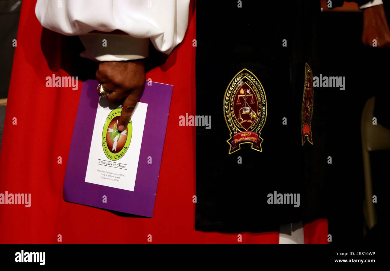 Goldsboro, North Carolina, USA. 18. Juni 2023. Bischof WILLIAM J. BARBER II. Hielt seine Pastoralpredigt in der Greenleaf Christian Church in Goldsboro, NC, wo Barber seit 1993 als Senior Pastor tätig ist. Barber, Präsident der Reparaturwerkstätten des Breach, ist auch der Hauptarchitekt der Forward Together Moral Movement und der Poor People's Campaign. Rev. Barber ist nun Gründungsdirektor des Yale Divinity School Center for Public Theology and Public Policy. Kredit: ZUMA Press, Inc./Alamy Live News Stockfoto