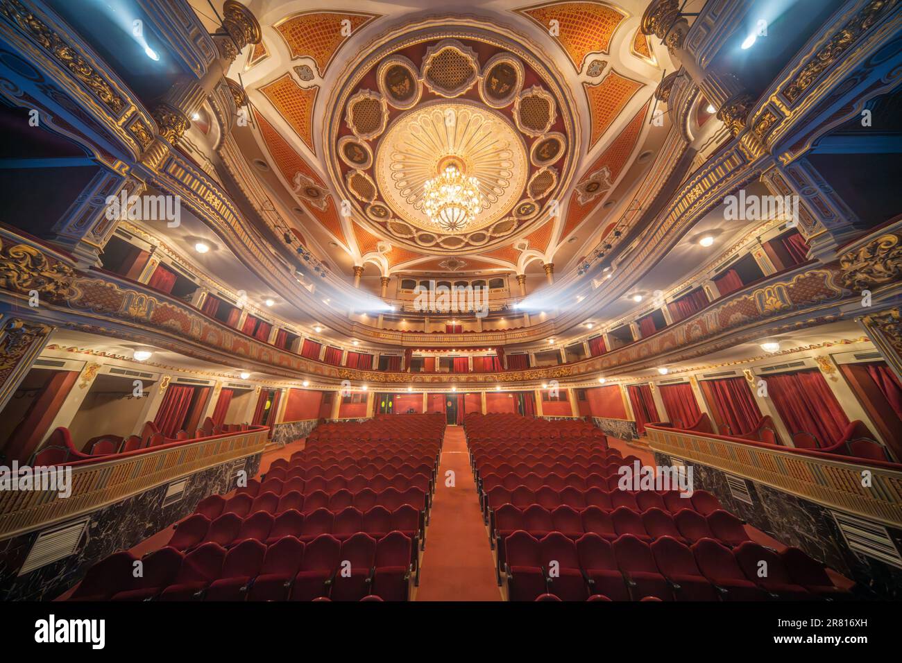 Lope de Vega Theater Hall (Sevilla, Spanien), 1929 erbaut, Blick von der Bühne. Stockfoto