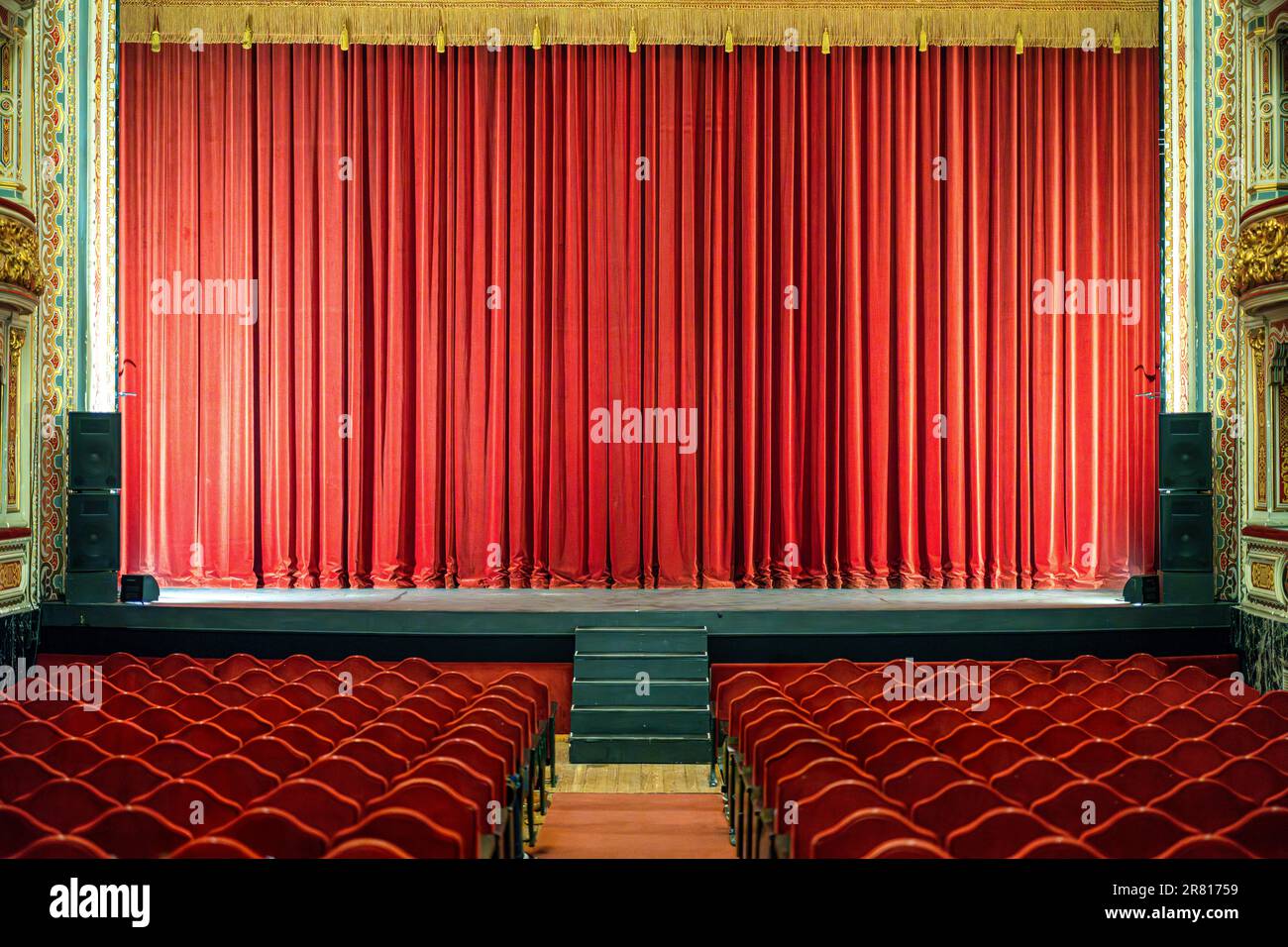 Der Vorhang eines leeren Lope de Vega Theatersaals (Sevilla, Spanien) Stockfoto