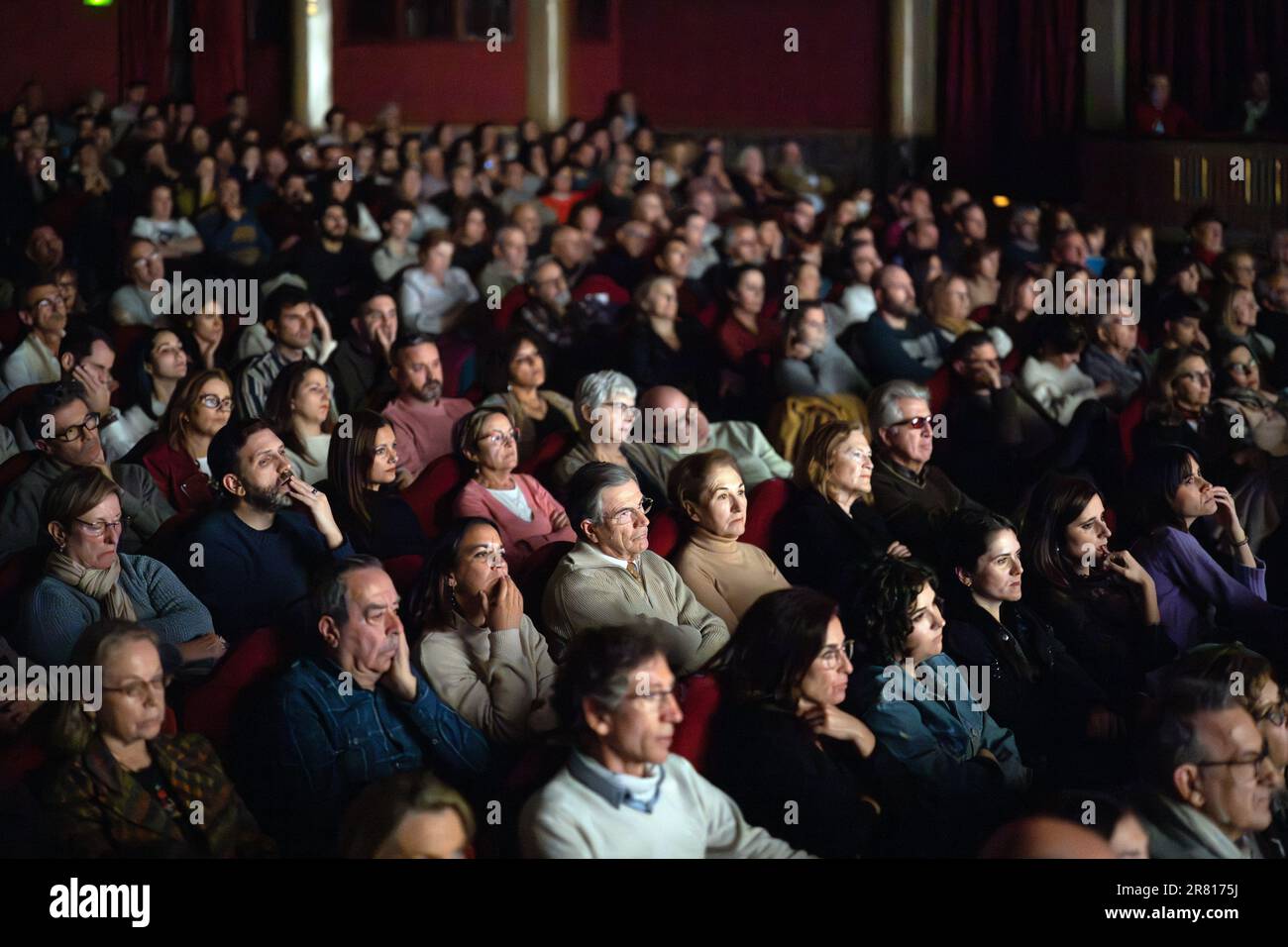 Überfüllte Terrassenstände der Lope de Vega Theaterhalle (Sevilla, Spanien) während eines Theaterstücks. Stockfoto