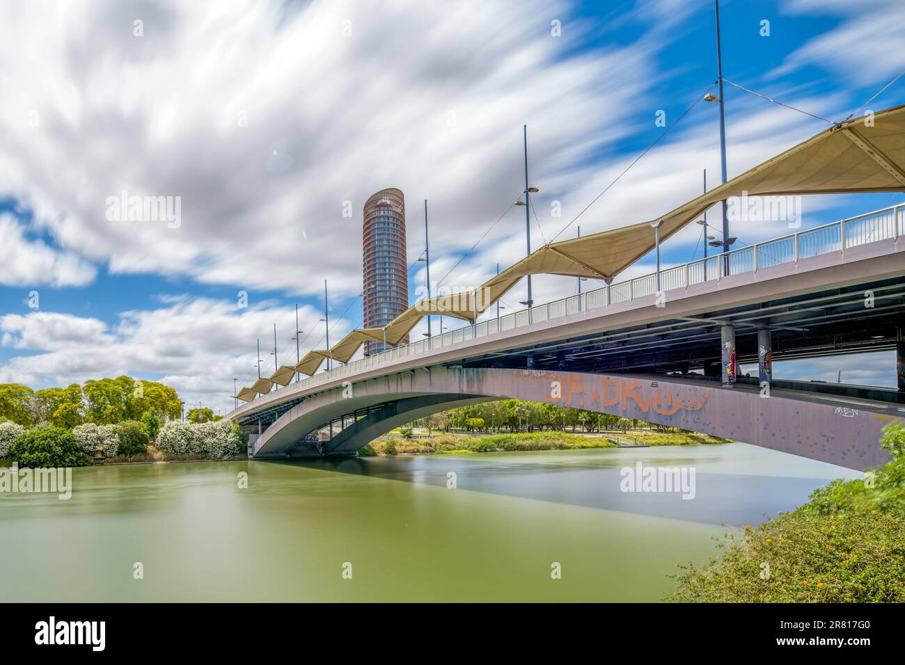 Cachorro Bridge (1992), Sevilla, Spanien. Aufnahme mit langer Belichtung. Stockfoto