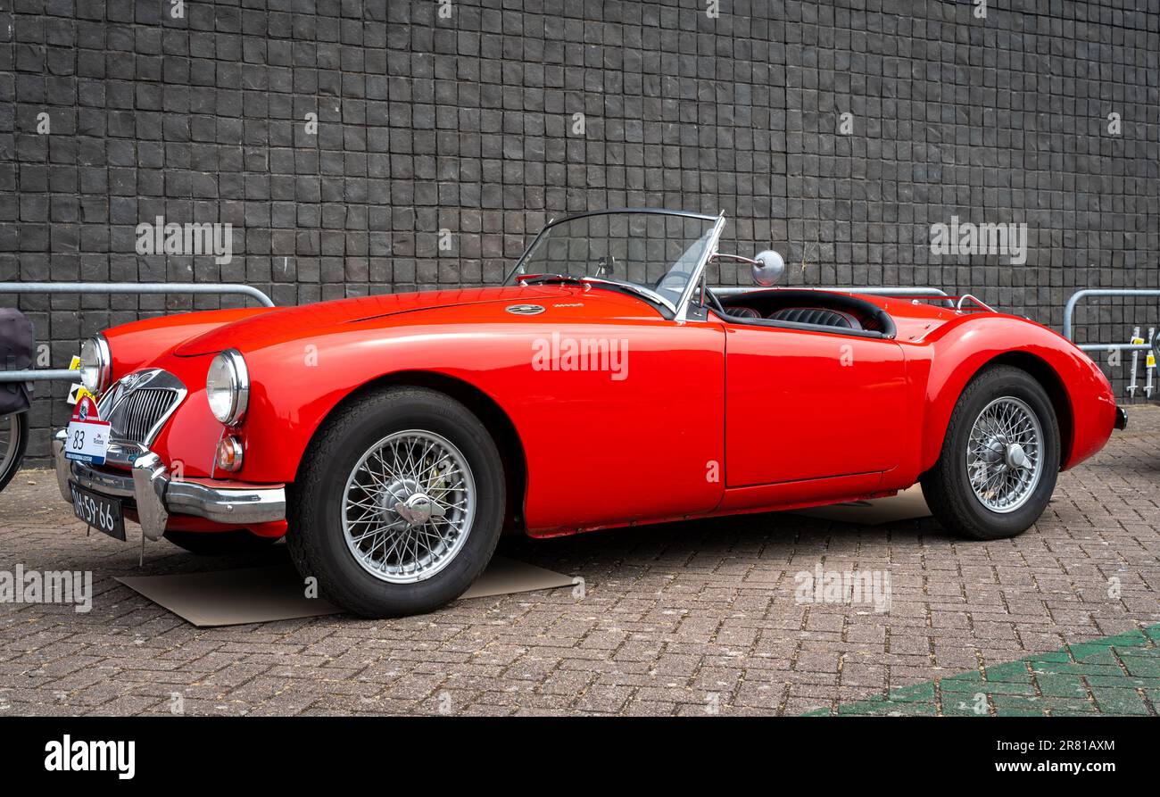 Lelystad, Niederlande, 18.06.2023, Retro Car MG MGA 1600 Mark II ab 1961 Uhr am National Oldtimer Day Stockfoto