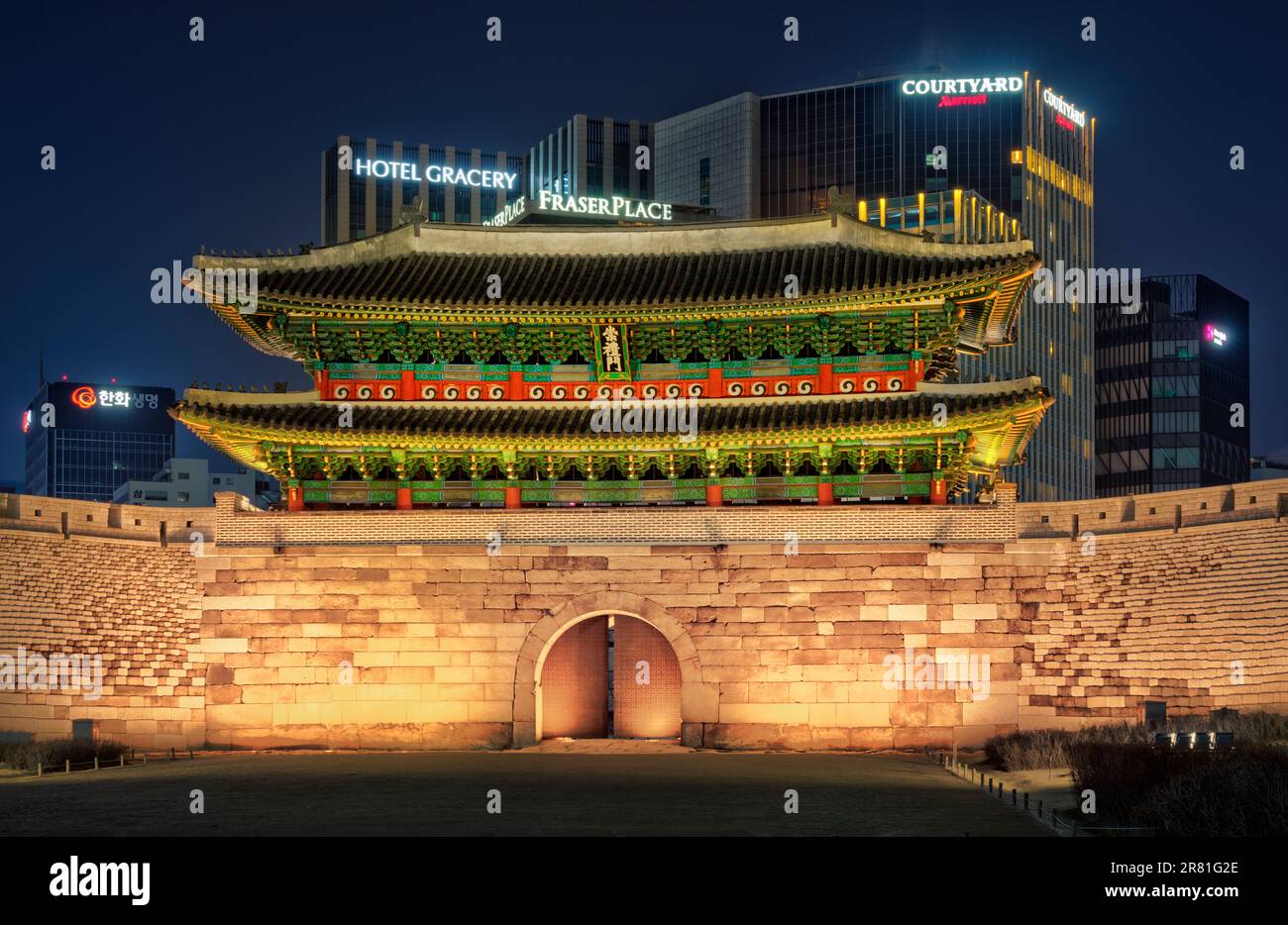 Seoul, Südkorea, Namdaemun Festungsmauer Sungnyemun historisches Tor koreanische Architektur Pagode Stockfoto Seoul, Südkorea, Namdaemun Festungsmauer Sungnyemun historisches Tor koreanische Architektur Pagode Stockfoto