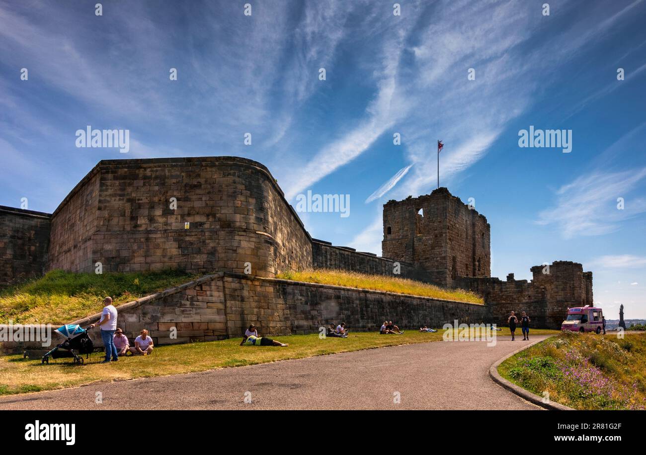 Tynemouth Burg und Kloster auf der Küste North East England war einst eines der größten Gebiete in England befestigt. Stockfoto