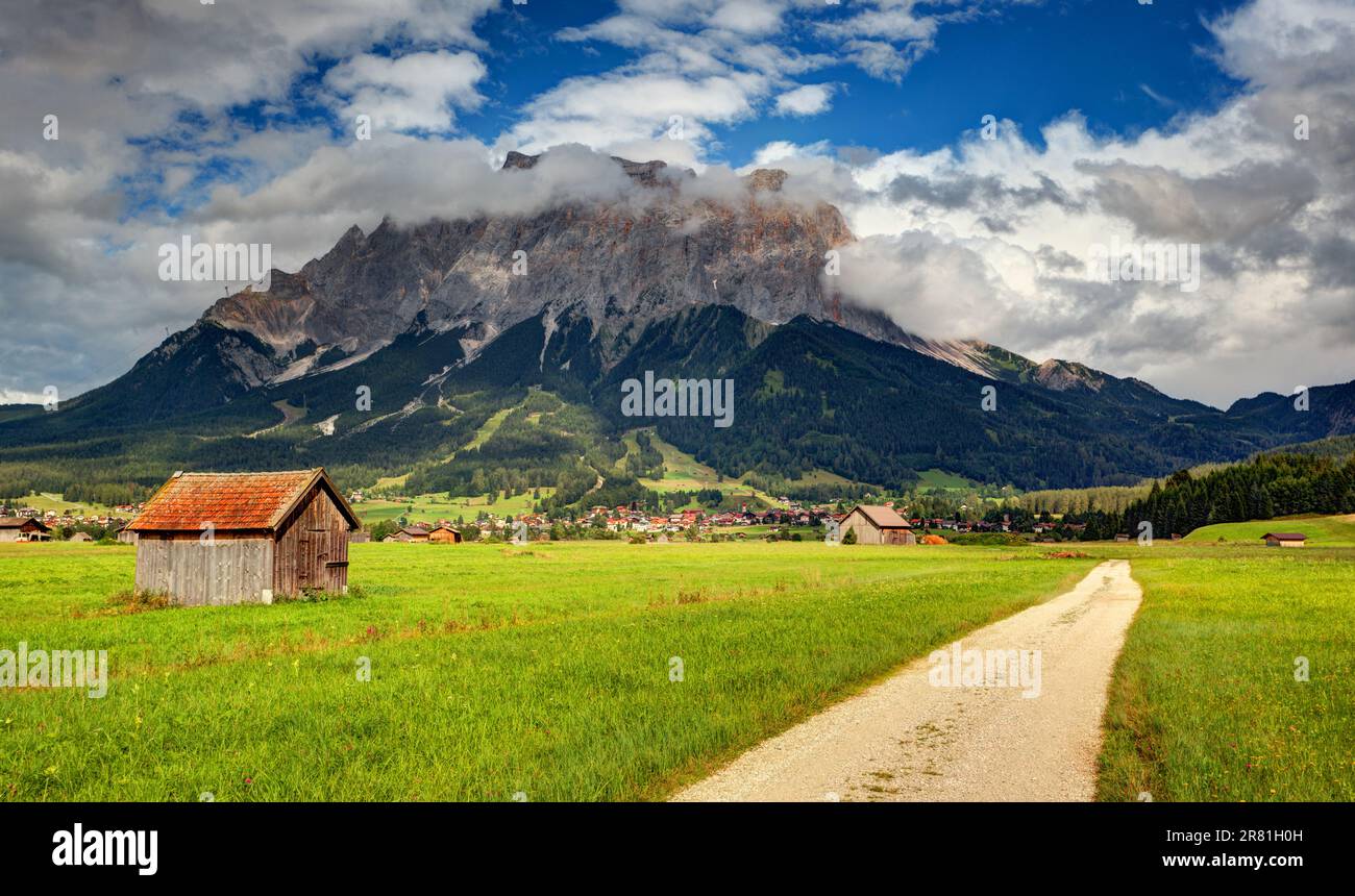 St. Christina, Ried im Oberinntal, Landeck, österreichische Landschaft - Berg und Straße, Straße und Holzhaus Stockfoto