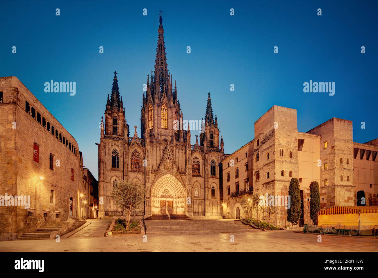 Kathedrale von Barcelona bei Nacht die neogotische Fassade, das Hauptportal und die römische und mittelalterliche Mauer Stockfoto