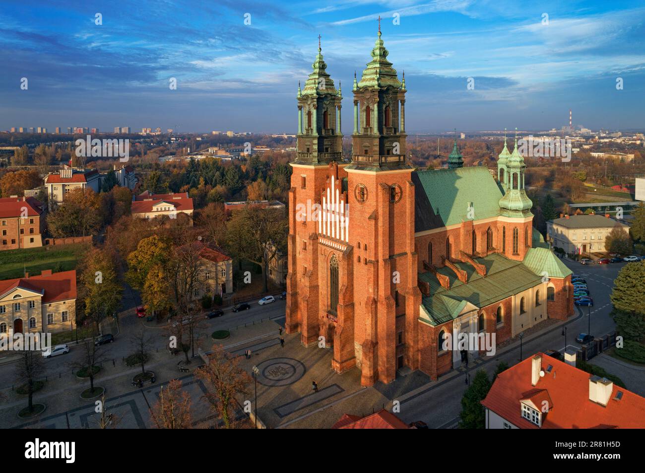 Luftaufnahme der Kathedrale von Poznań - Erzkathedrale Basilika St. Peter und St. Paul, polnische gotische Architektur, Wielkopolska, Polen Stockfoto