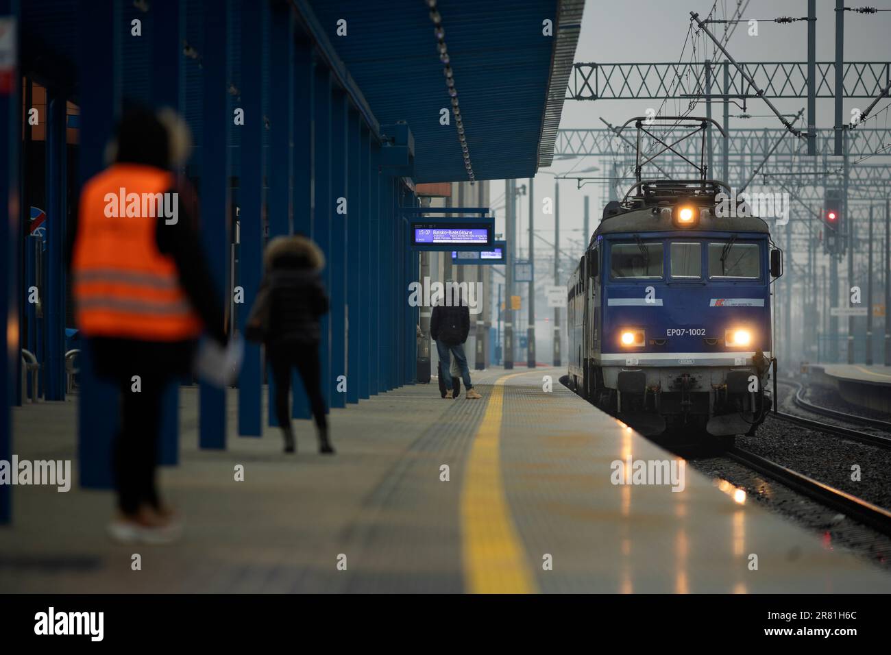Polnische Staatsbahn - PKP-Zug am Hauptbahnhof Leszno, PKP Intercity Stockfoto
