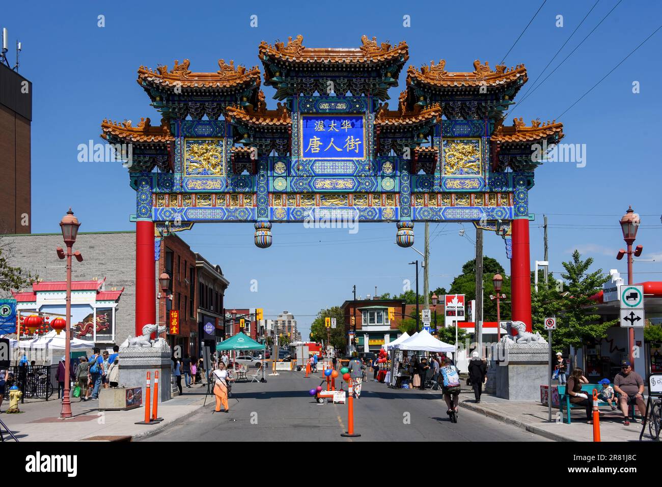 Ottawa, Kanada - 4. Juni 2023: Eine Menschenmenge, die den Ottawa Chinatown Nachtmarkt mit asiatischer Küche und Kultur des königlichen Kaisers genießen Stockfoto