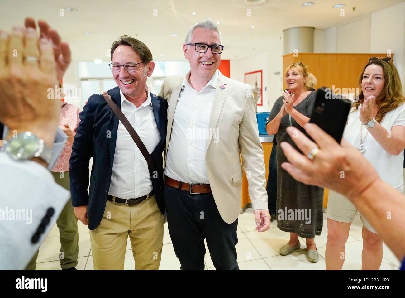 Mannheim, Deutschland. 18. Juni 2023. Thorsten Riehle (r, SPD), Kandidat für das Amt des Oberbürgermeisters der Stadt Mannheim, und sein Ehemann Markus kommen in der ratskammer von Stadthaus N 1 an. Kein Sieger, aber ein klares Ergebnis: Das Volk Mannheims wird in drei Wochen erneut an die Wahlurne gehen müssen, um einen neuen Oberbürgermeister zu wählen. Bei den Wahlen am Sonntag hat keiner der acht Kandidaten die Schwelle von 50 Prozent der abgegebenen Stimmen überschritten. Kredit: Uwe Anspach/dpa/Alamy Live News Stockfoto