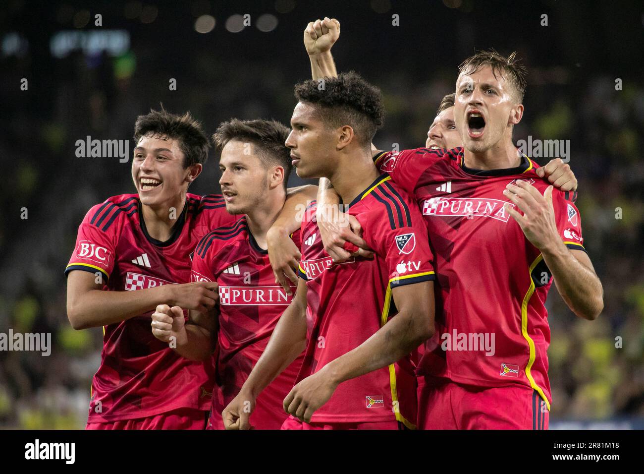 Nashville, Tennessee, USA. 17., Juni 2023. Nicholas Gioacchini feiert das Tor mit Teamkollegen. Nashville SC besiegt St. Louis City SC 3-1 im GEODIS Park. Kredit: Kindell Buchanan/Alamy Live News. Stockfoto