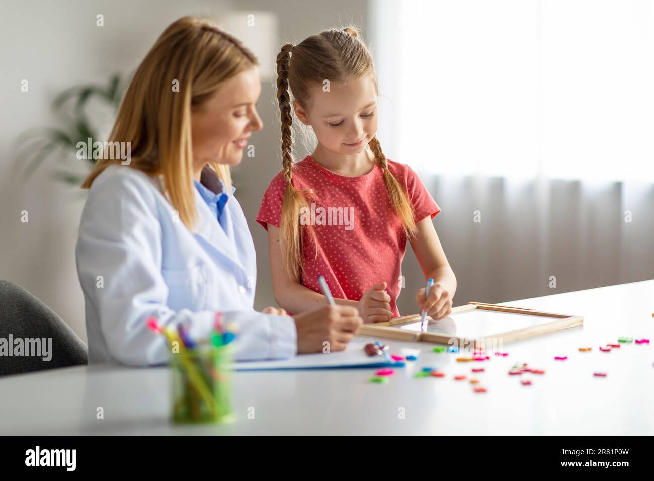 Süßes Kleines Mädchen, Das Therapietreffen Mit Professioneller Kinderpsychologin Hat Stockfoto