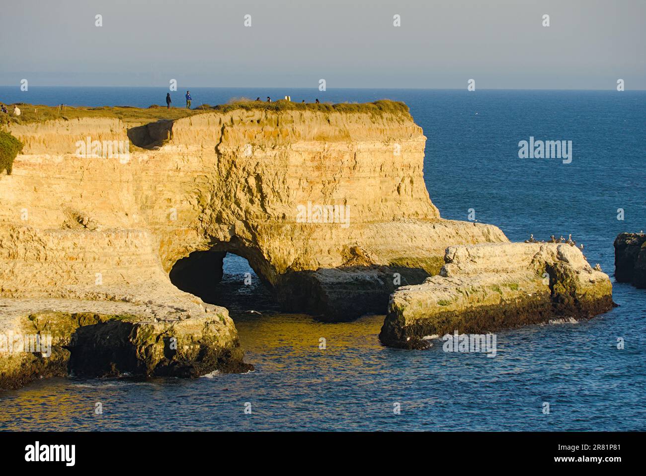 Klippen, Felsen und Bogen an der Küste von Santa Cruz. Stockfoto