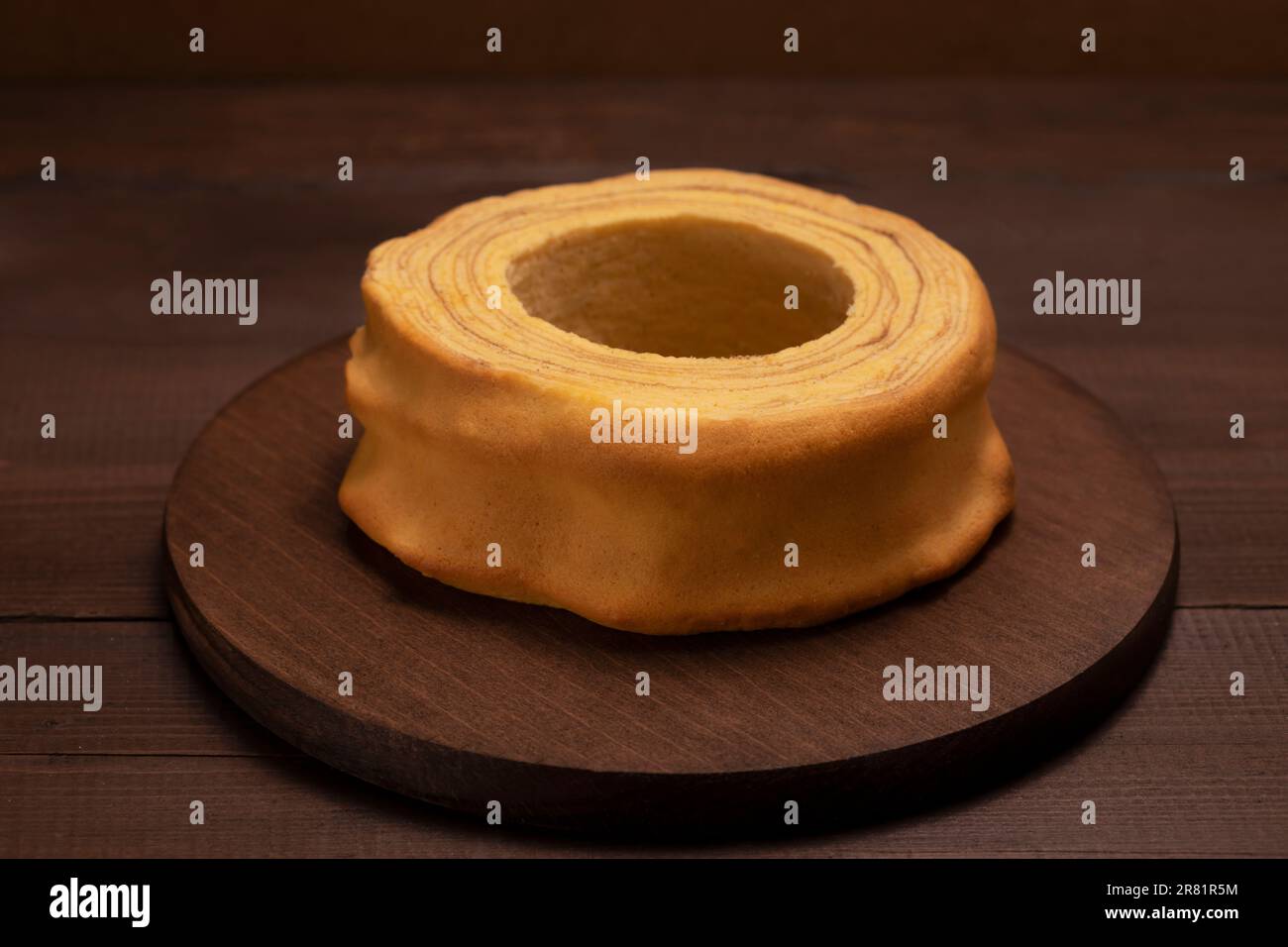 Litauisch, Polnisch, deutscher Spuckkuchensakotis, Baumkuchen, Sekazz auf Holztisch. Köstlicher hausgemachter traditioneller Kuchen. Low Key Foto, horizontale Ebene Stockfoto