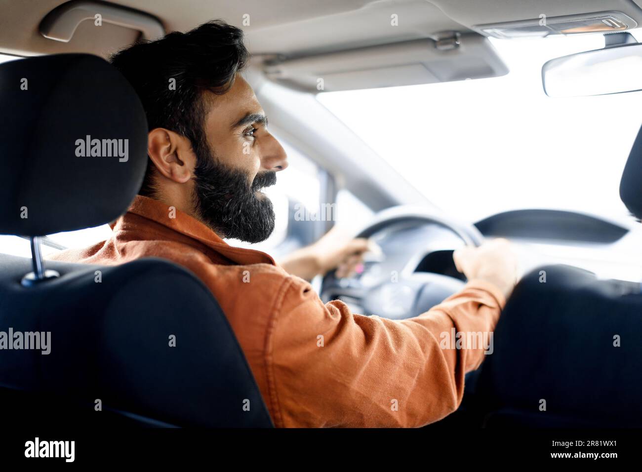 Indischer Mann, Der Auto Fährt, Blick Vom Rücksitz Stockfoto
