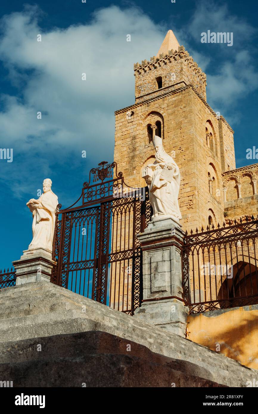 Ein Bild der Kathedrale von Cefalu, Sizilien, Italien, mit zwei Statuen am Eingang Stockfoto