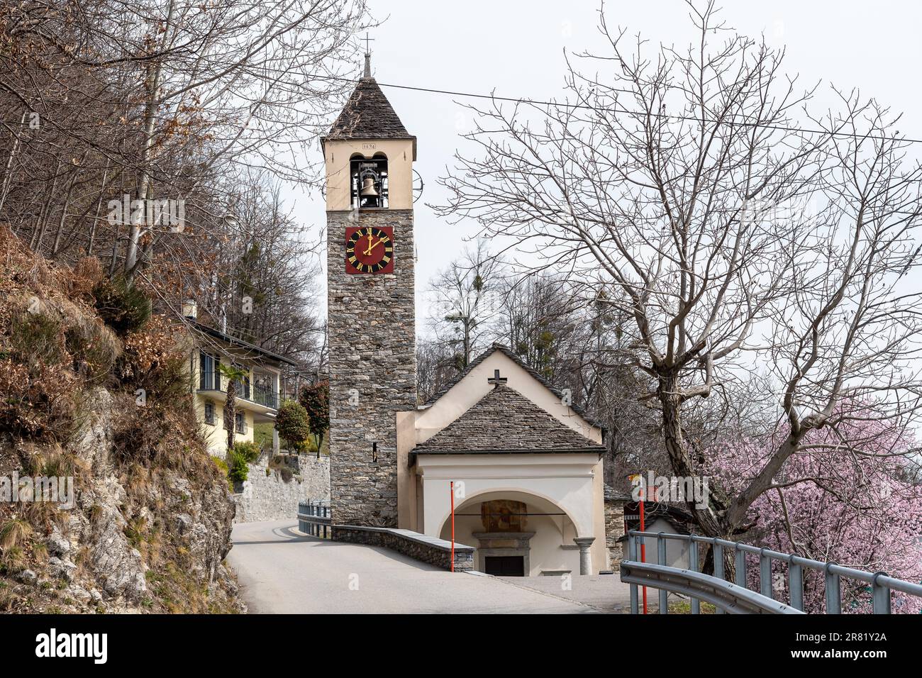 Blick auf die Kirche San Lorenzo zwischen Camedo und Borgnone auf der Centovalli Road, Ticino, Schweiz Stockfoto