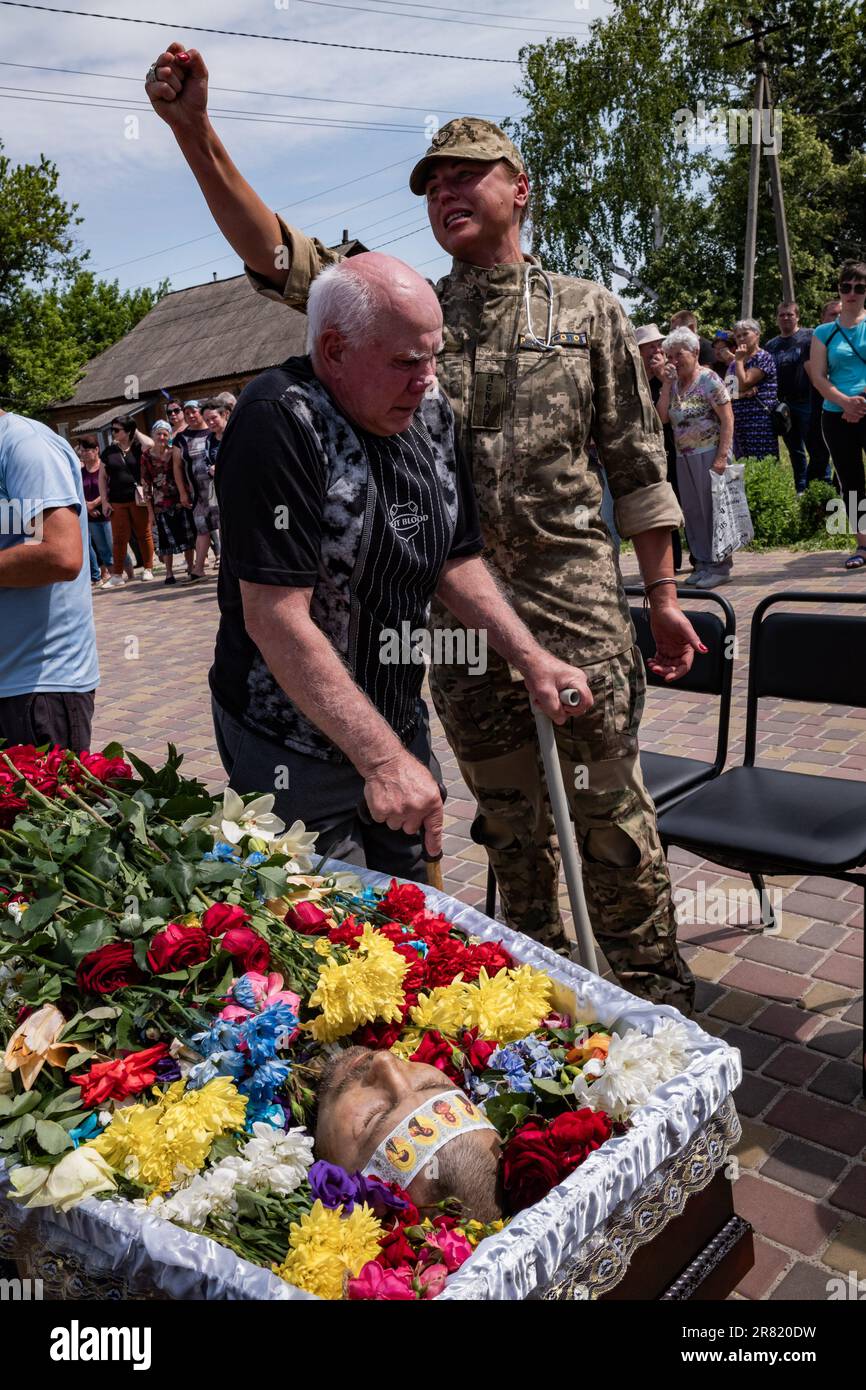 Oskil, Ukraine. 17. Juni 2023. Nicolas Cleuet/Le Pictorium - Dorf Oskil in der Region Izum. Beerdigung von Sergyi, der am 11. Juni an der Südfront der ukrainischen Offensive gestorben ist. - 17/6/2023 - Ukraine/charkiv Oblast/Oskil - im kleinen Dorf Oskil in der Region Izioum. Beerdigung von Sergyi Voulaini, der am 11. Juni an der Südfront der ukrainischen Offensive gestorben ist. Tatiana, die Ärztin der Einheit, schreit ihre Wut vor dem Vater des Toten. Kredit: LE PICTORIUM/Alamy Live News Stockfoto