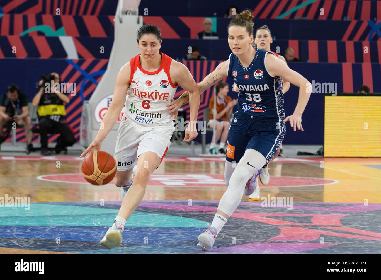 Goksen Fitik (6 Türkei) und Miroslava Mistinova (38 Slowakei) während des Gruppenspiels im eurobasket 2023 der Frauen zwischen der Türkei und der Slowakei in der Arena Stozice, Slowenien