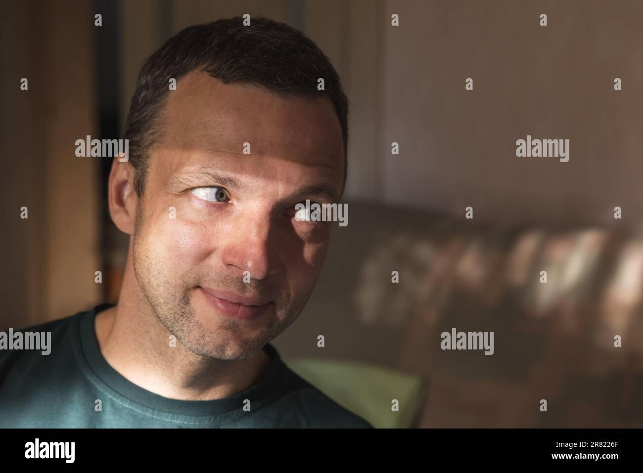 Porträt eines lächelnden jungen erwachsenen Weißen, Studiofoto mit selektivem Weichzeichner Stockfoto