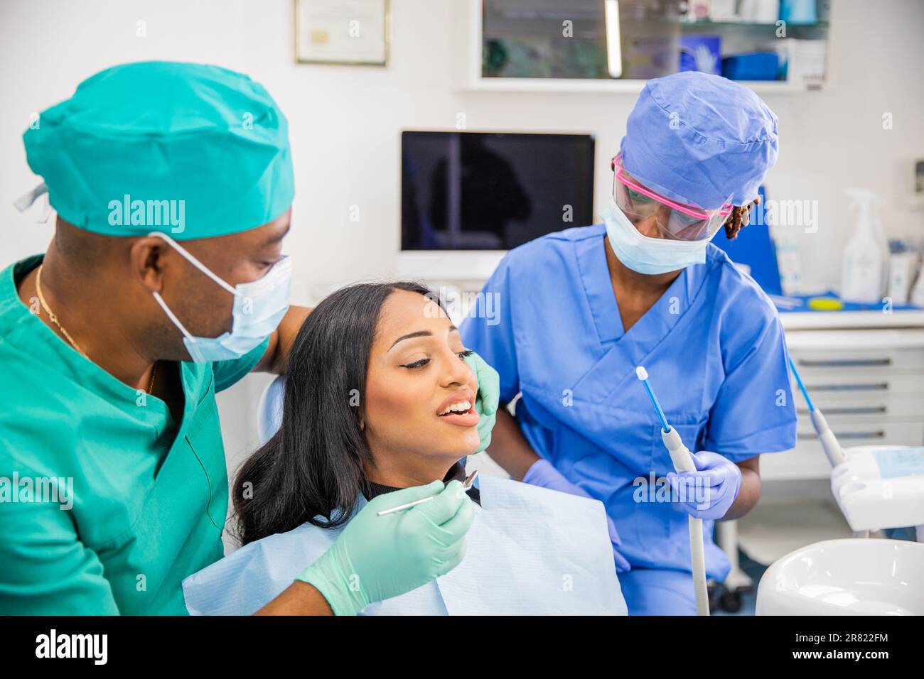 Eine Afrikanerin erhält während eines Zahnarztbesuchs eine Zahnreinigung Stockfoto