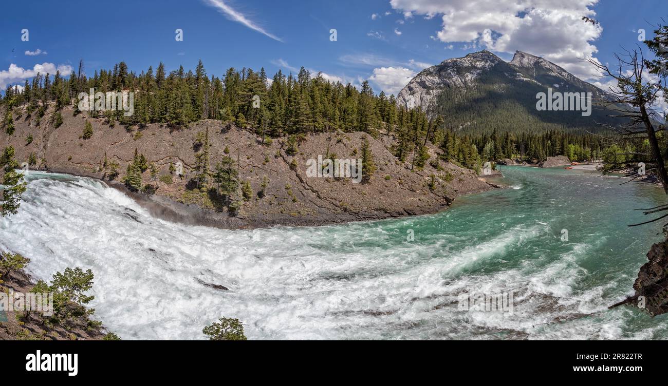 Panoramablick auf die Bow River Falls in Banff, Alberta, Kanada, am 4. Juni 2023 Stockfoto