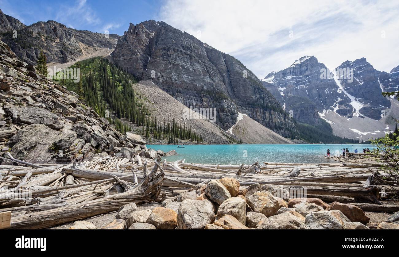 Schneebedeckte Berge und azurblauer See am Moraine Lake, Rocky Mountains, Alberta, Kanada am 5. Juni 2023 Stockfoto