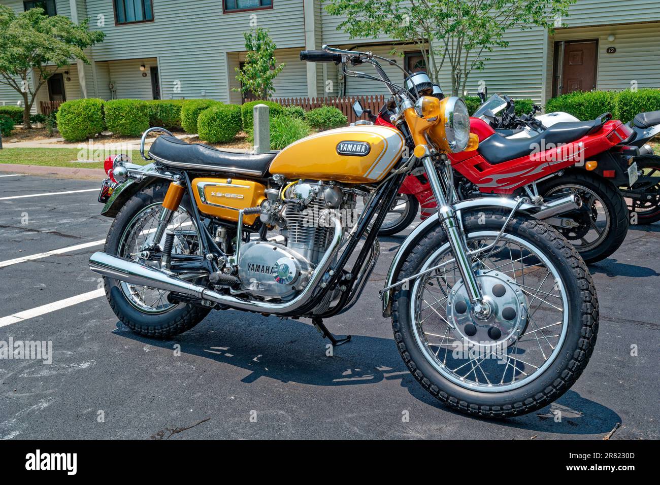 Original und in mintneuem Zustand Anfang der 70er Jahre XS-650 Yamaha Motorrad parkt an einem sonnigen Tag draußen mit anderen Motorrädern und Nahaufnahme Stockfoto
